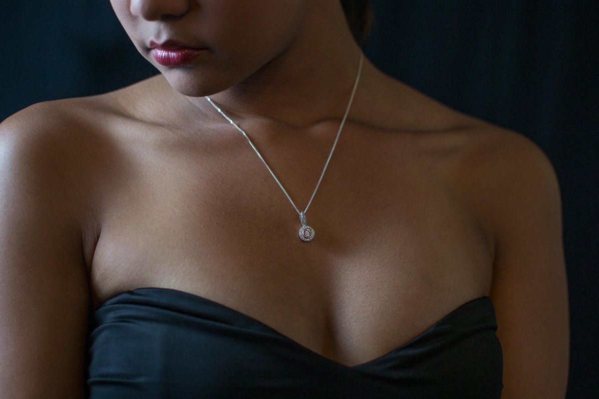 La robe noire : comment la choisir et la porter
