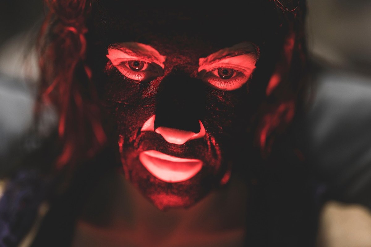 Femme portant un masque de luminothérapie LED pour le visage
