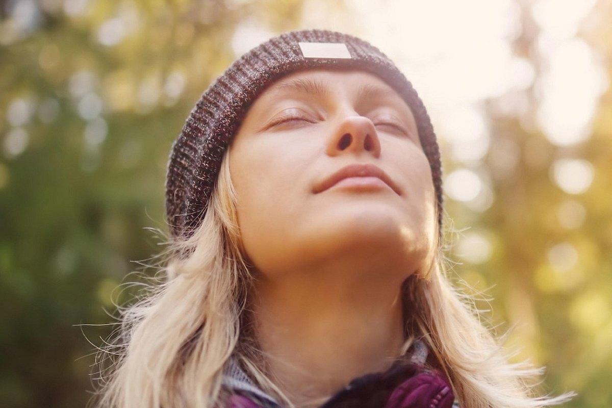 Femme les yeux fermés, visage levé, en pleine respiration